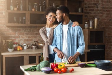 Sevgi dolu siyah çift çatı katı mutfak salata hazırlık