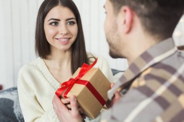 Kız Noel hediye ile şaşırtıcı yakışıklı adam