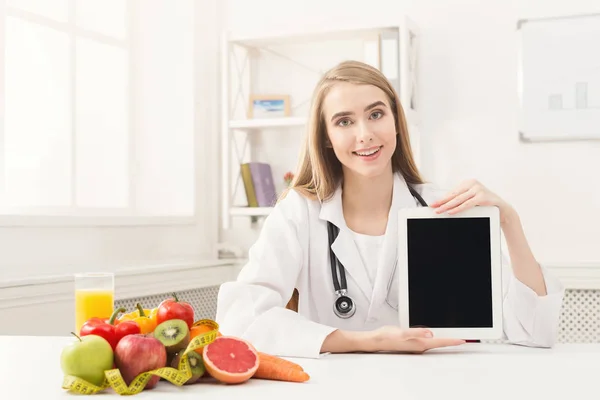 Doktor beslenme uzmanı holding dijital tablet — Stok fotoğraf