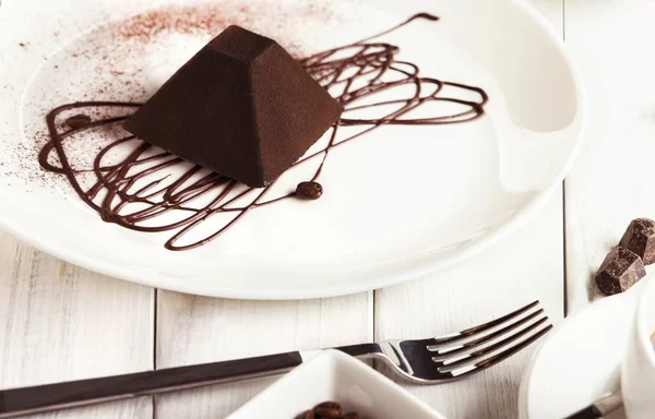 Ciasto czekoladowo-truflowe w kształcie piramidy — Zdjęcie stockowe