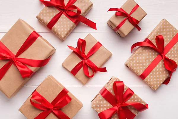 Patrón de cajas de regalo de Navidad sobre fondo blanco —  Fotos de Stock