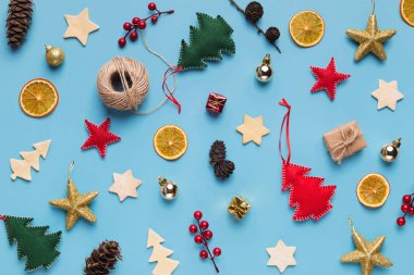 Noel tatil süslemeleri toplama mavi zemin üzerine