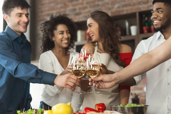Glückliche Multirassische Freunde Die Beim Kochen Der Küche Gläser Klirren — Stockfoto