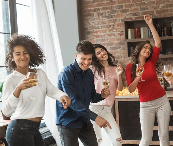 Jovens amigos alegres dançando e bebendo em casa — Fotografia de Stock