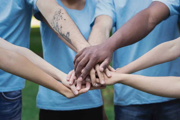 Jóvenes voluntarios felices reunión al aire libre en el parque —  Fotos de Stock