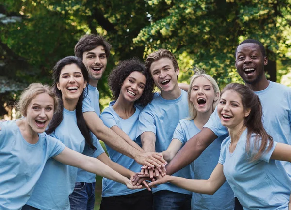 Młodzi ochotnicy szczęśliwy odkryty spotkanie w parku — Zdjęcie stockowe