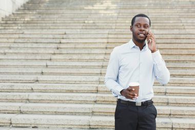 Açık havada smart casual ware'siyah iş adamıdır