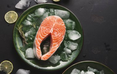 Koyu arka plan üzerinde buz ile taze somon