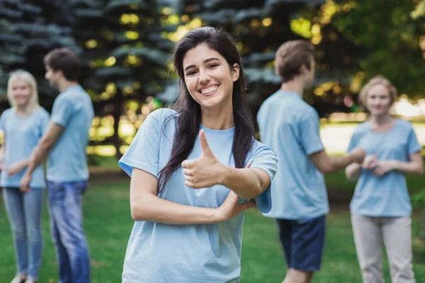 Encuentro de jóvenes voluntarios en el parque —  Fotos de Stock