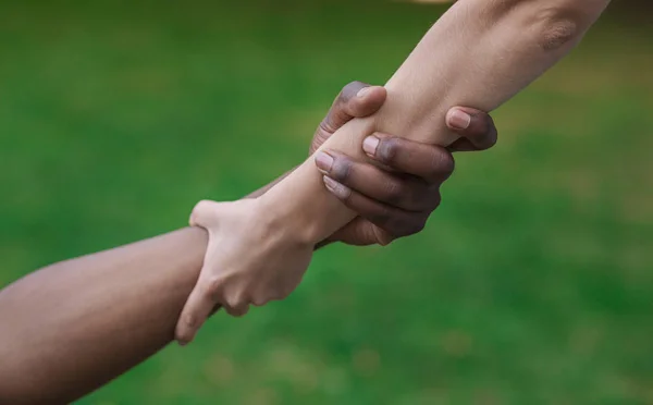 Multi-etnisch vrienden helpende hand outdoor, kopie ruimte — Stockfoto