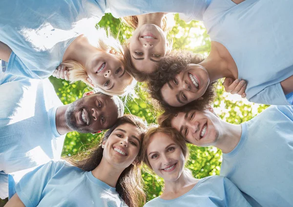 Des gens heureux debout ensemble, vue d'en bas — Photo