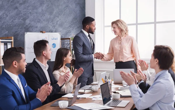 Grupp av glada affärsmän som sitter vid möte — Stockfoto