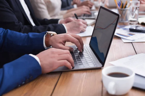 Empresario manos escribiendo en el ordenador portátil durante la reunión — Foto de Stock