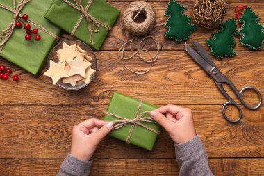 Kadın el yapımı craft Noel hediye kutuları dekorasyon