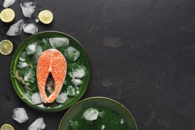 Koyu arka plan üzerinde buz ile taze somon