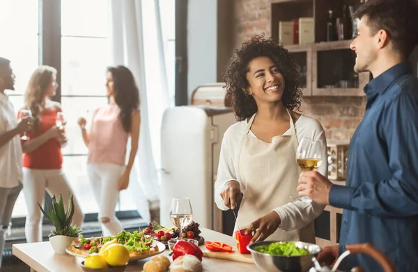 Sevimli genç karışık çift mutfakta yemek hazırlama