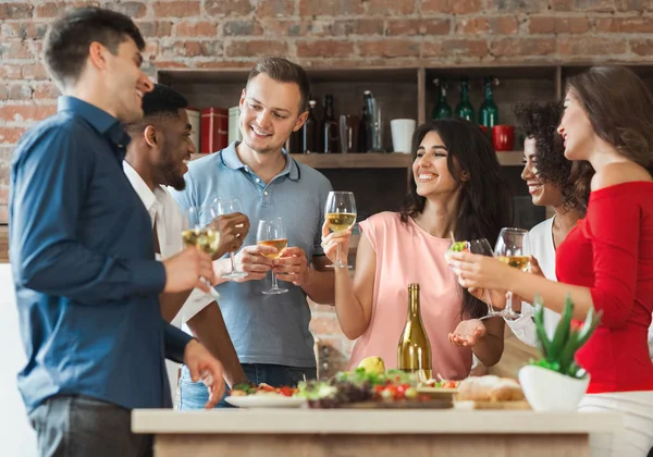 Amigos emocionados disfrutando de la cena en casa — Foto de Stock