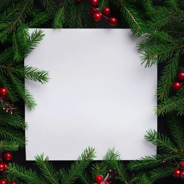 Gałęzie drzewa jodły ramką czerwony kulki Boże Narodzenie — Zdjęcie stockowe