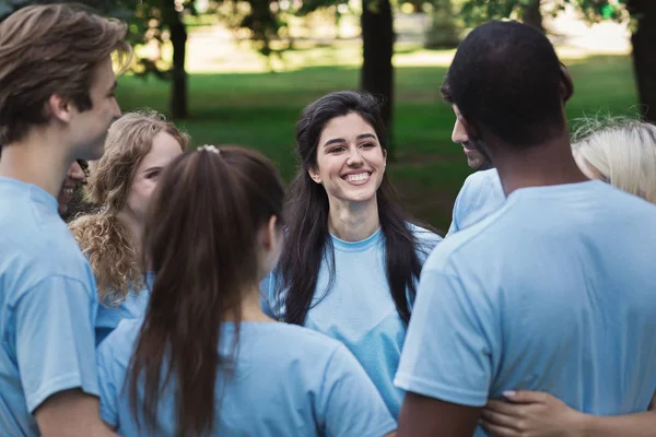 Encuentro de jóvenes voluntarios en el parque — Foto de Stock