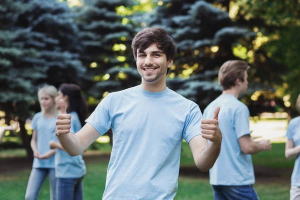 Rencontre de jeunes bénévoles dans le parc — Photo