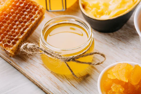 Different varieties of sweet golden fresh honey — Stock Photo, Image
