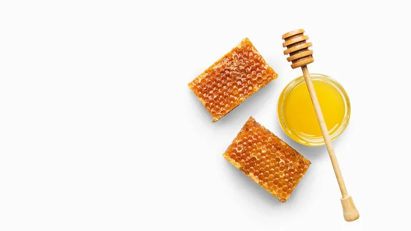 Glas voll frischem Honig und Waben isoliert auf weiß — Stockfoto