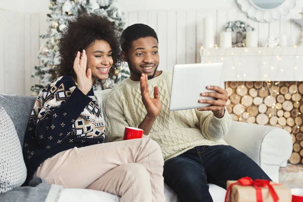 アフリカ系アメリカ人のカップルがタブレット上でオンライン チャット — ストック写真