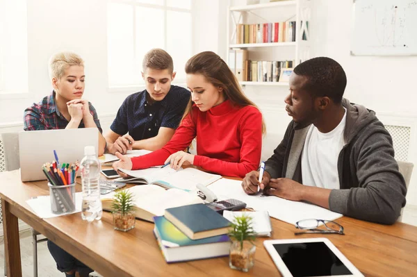 Compagni di classe multietnici che si preparano agli esami insieme — Foto Stock