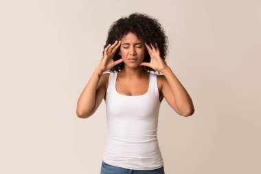 Afrikalı-Amerikalı kız arka plan üzerinde baş ağrısı acı