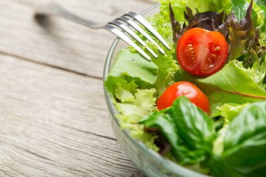 Freash yaz salata çatalı ile yakın çekim