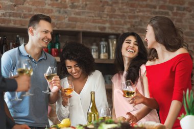 Mutlu arkadaş evde parti eğleniyor