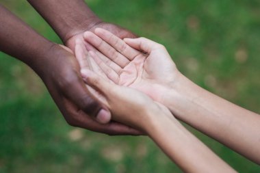 Adam ve kadın düzenlenen el birlikte ihtiyaçları eller yardım