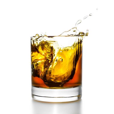 Viski cam sıçramalarına, üzerinde beyaz izole ile