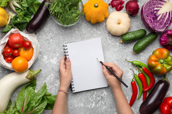 Овощная рама и чистый ноутбук вид сверху
