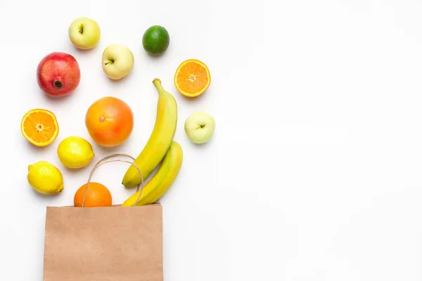 Bolsa de papel con surtido de frutas sobre fondo blanco —  Fotos de Stock