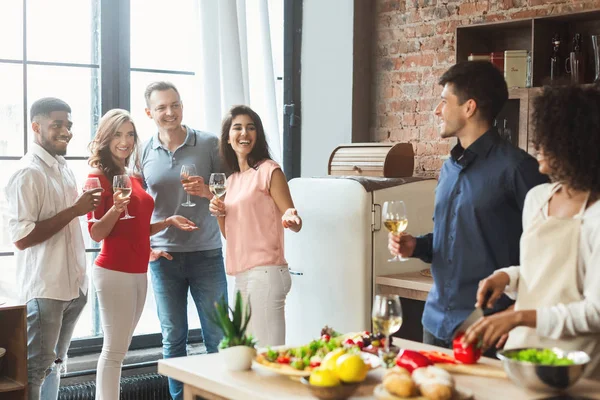 Grupo multiétnico de amigos compartiendo un buen momento en la cocina —  Fotos de Stock