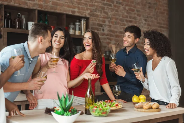 Amis multiraciaux profiter de petite fête à la maison — Photo