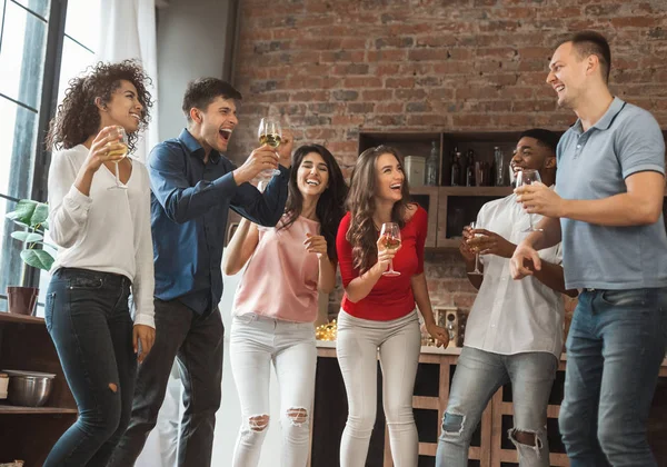 Groep opgewonden vrienden thuis feesten — Stockfoto