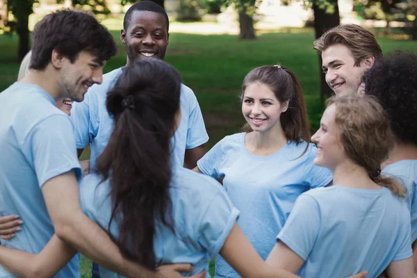 Encuentro de jóvenes voluntarios en el parque — Foto de Stock