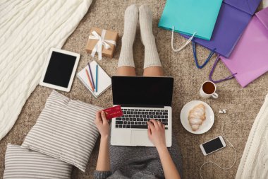 Mutlu kadın laptop ile online alışveriş
