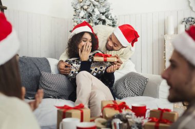 Noel hediyesi kızla şaşırtıcı yakışıklı adam