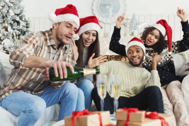 Şampanya ile kutlamak yeni yıl happy arkadaşlar