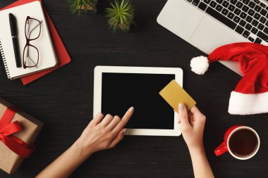 Kadının ellerini dijital tablet, üstten görünüm