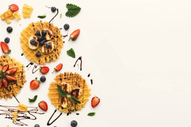 Waffle ile meyve, kahvaltı arka plan üstten görünüm