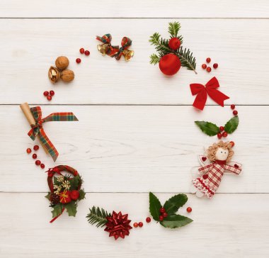 Ahşap arka planda Noel dekorasyon çerçevesi