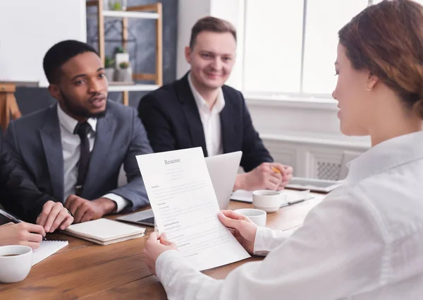 Mujer empleador sosteniendo currículum solicitante en entrevista — Foto de Stock