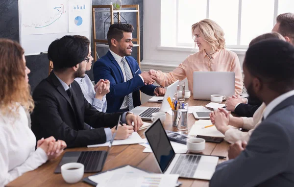 Team leader uzgadnianie pracownika gratulacji z osiągnięć zawodowych — Zdjęcie stockowe