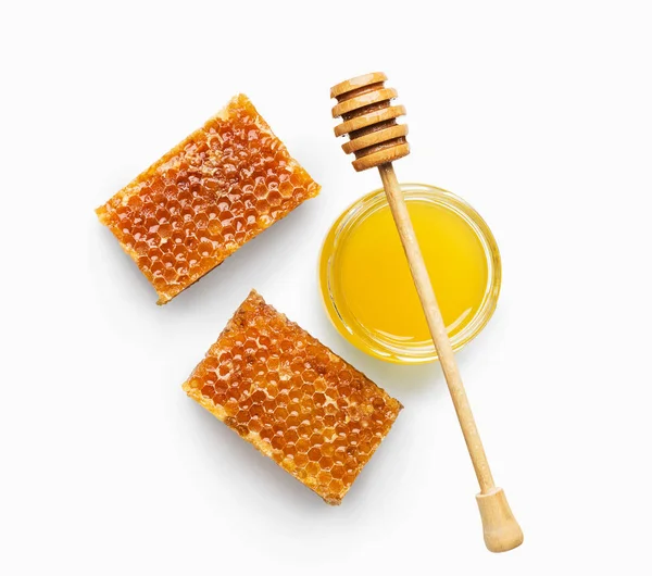 Pot rempli de miel frais et de nids d'abeilles isolés sur blanc — Photo
