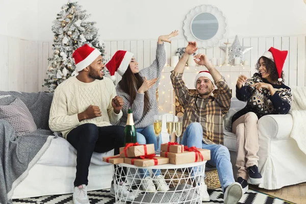 Heureux amis célébrant le Nouvel An avec du champagne — Photo