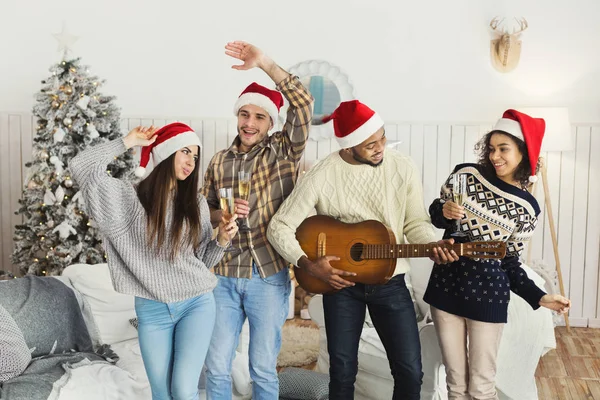 Glückliche Freunde, die gemeinsam Weihnachten feiern — Stockfoto